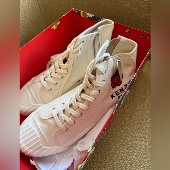 Kenzo High Top Sneakers Cream Lace Up Side Zipper Round Toe w/ Dog Tag
NWB - Picture 2 of 5